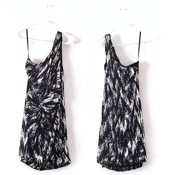 VENUS Dresses & Skirts - ⚜️𝗩𝗘𝗡𝗨𝗦 𝗦𝗲𝗾𝘂𝗶𝗻 𝗗𝗿𝗲𝘀𝘀